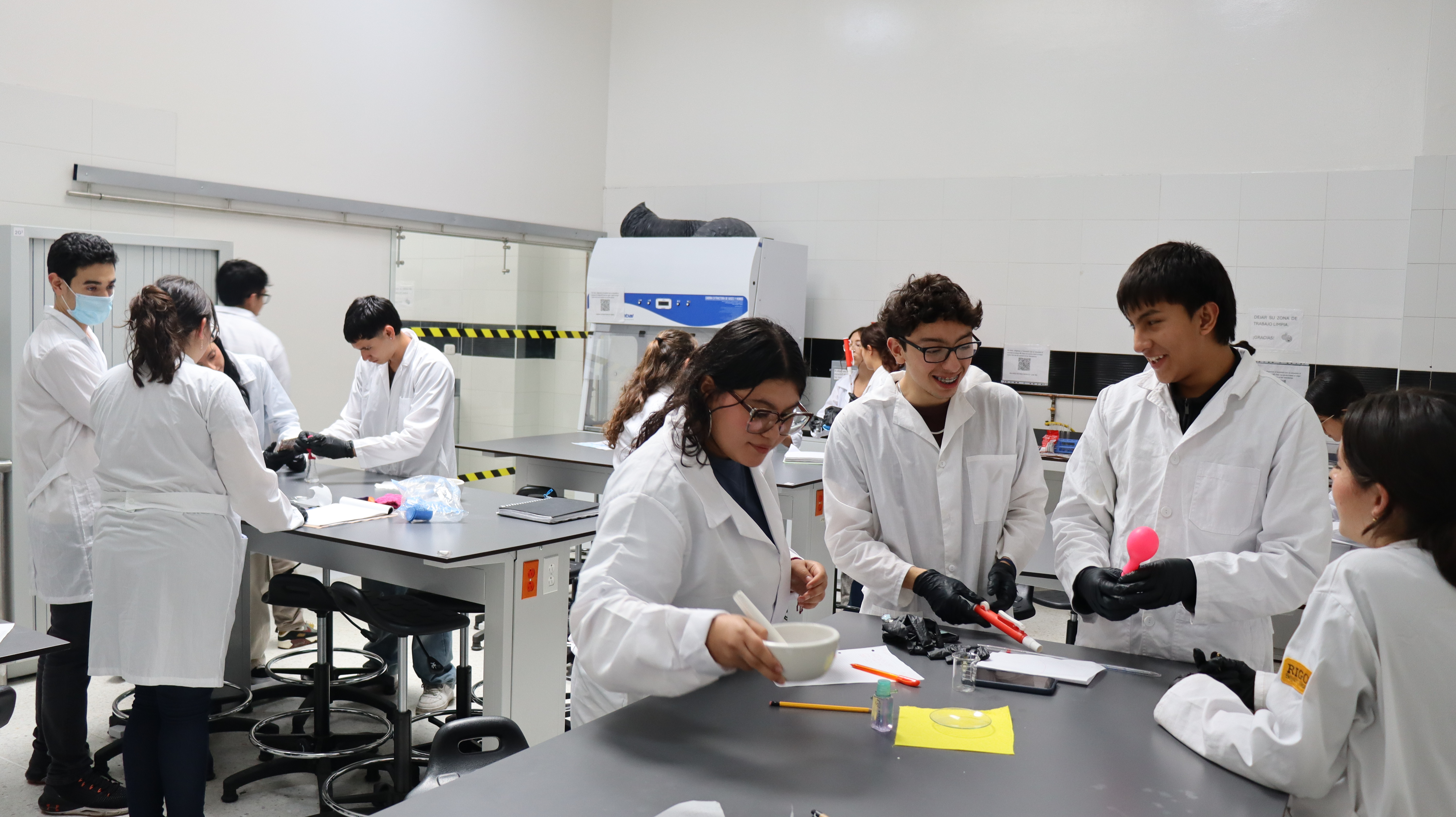Estudiantes en Laboratorio