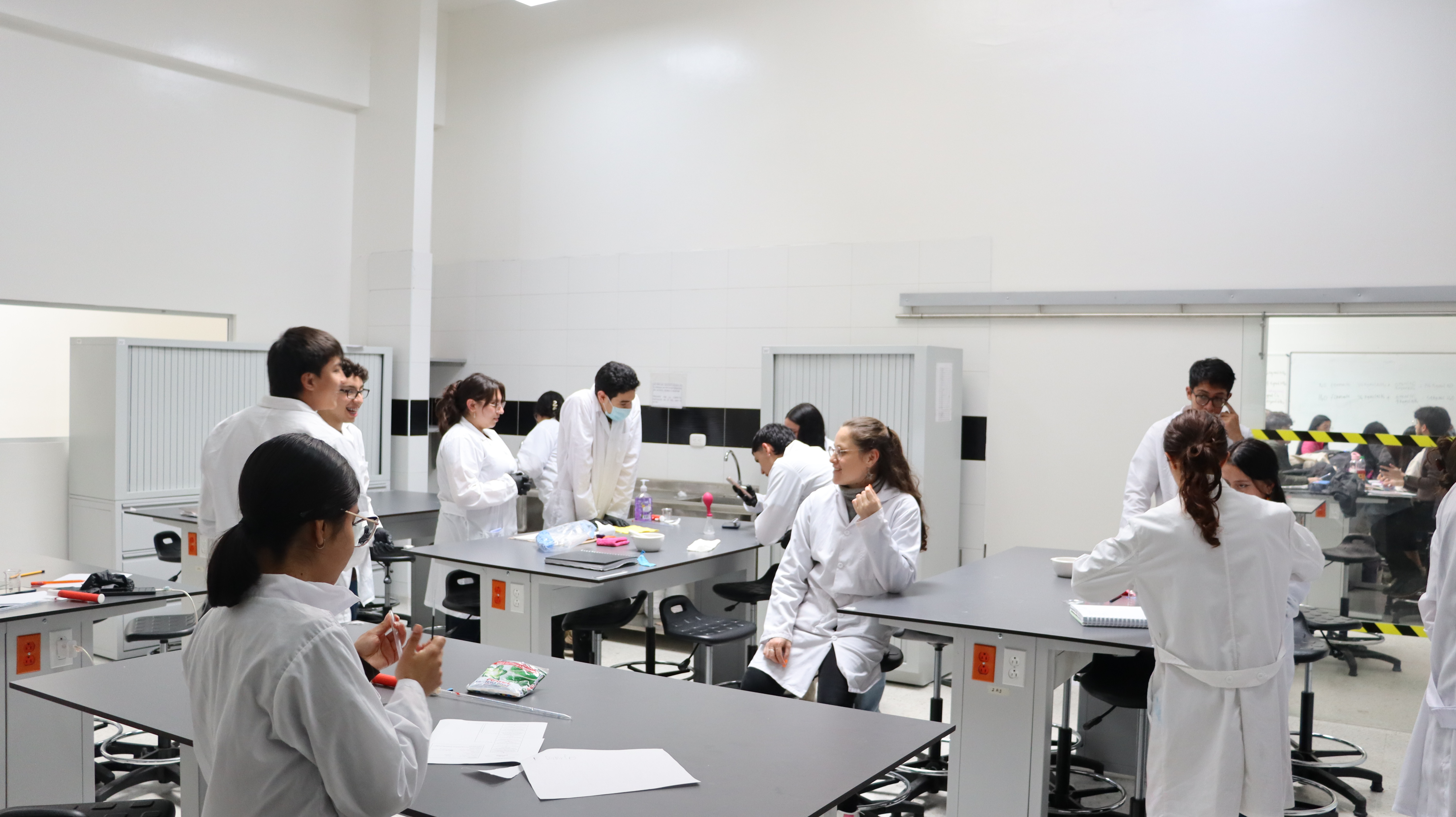 Estudiantes en Laboratorio 2