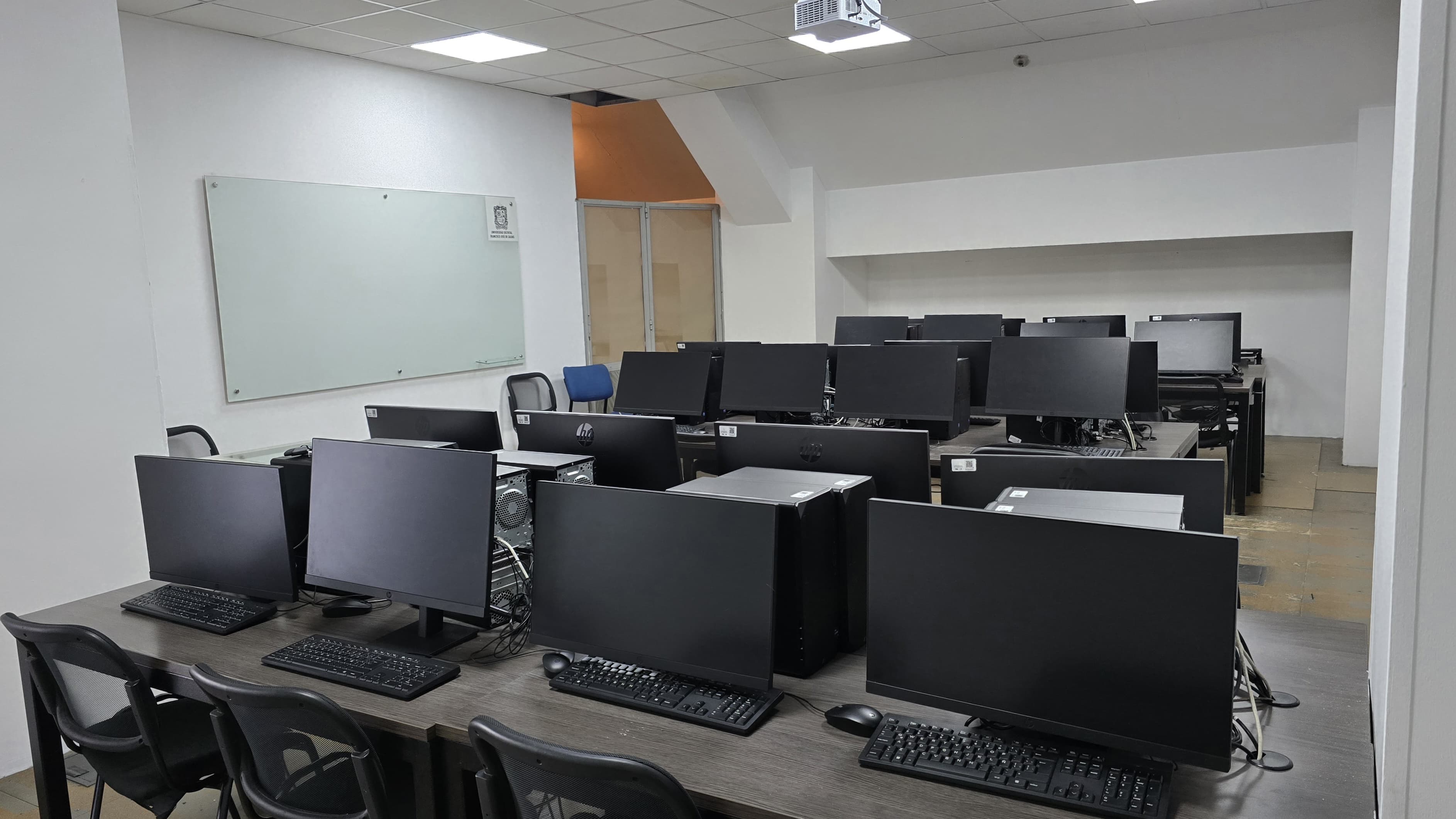 2. Salas de software-706